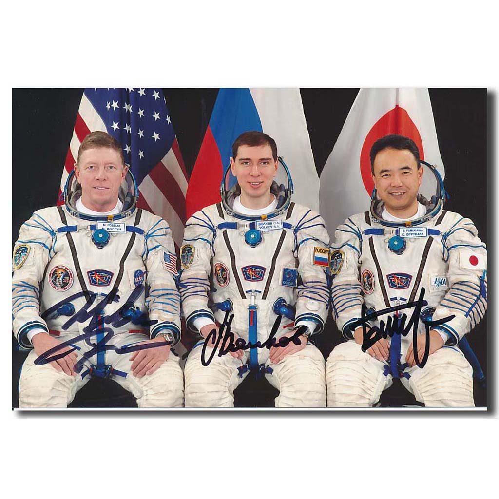 Soyuz TMA-02M crewphoto - crewsigned