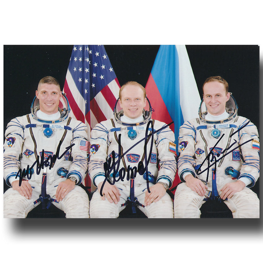 Soyuz TMA-10M – signed crewphoto